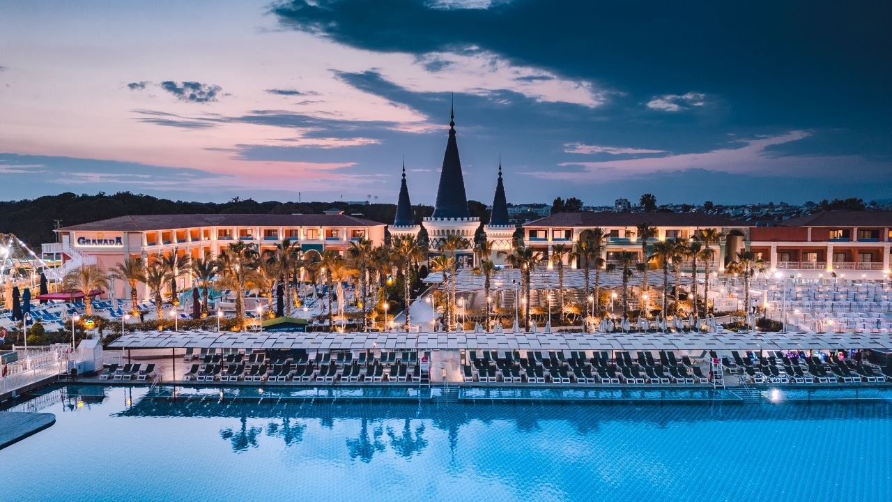 Бассейн на закате